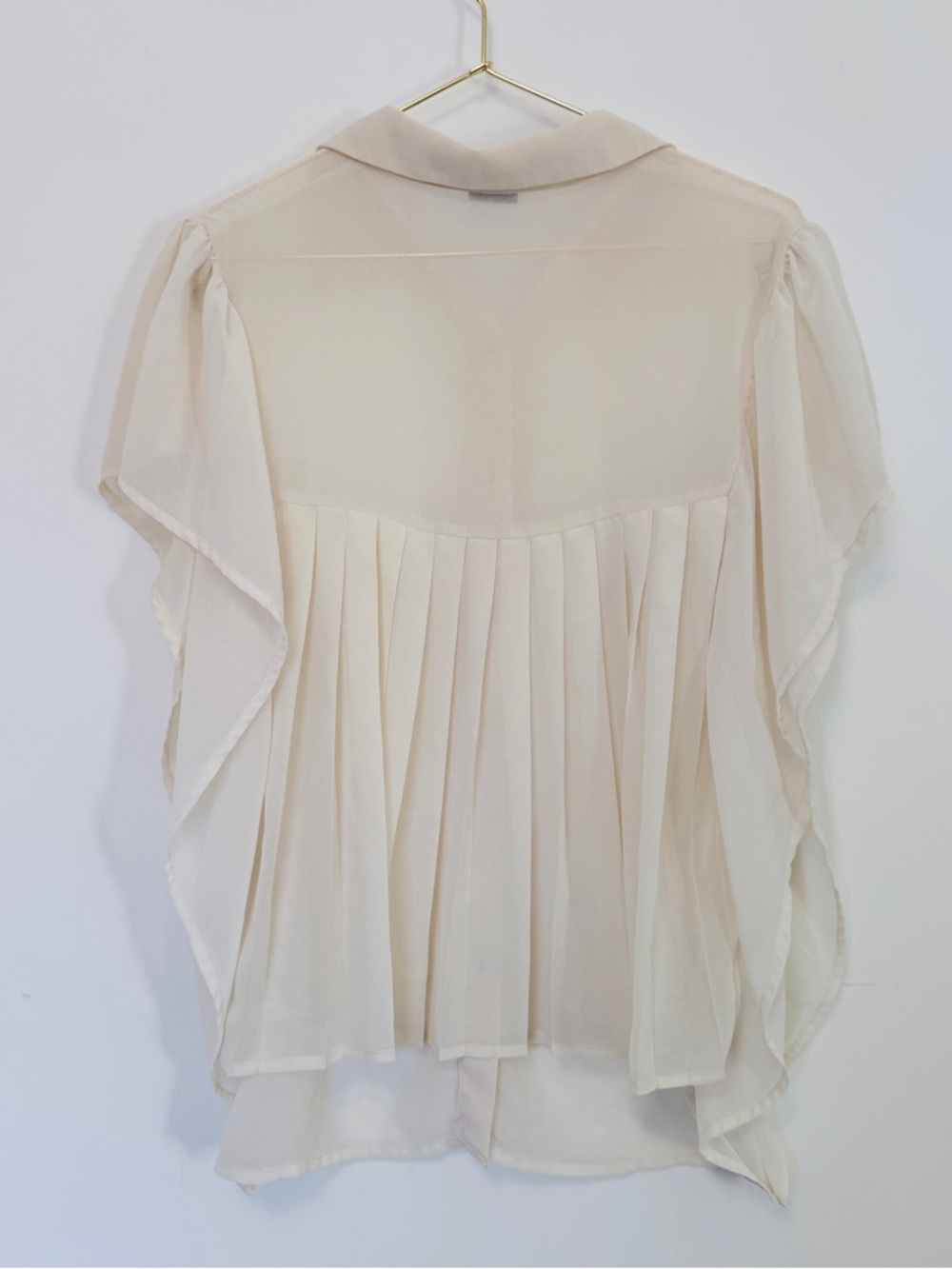 Dreamy Pleated Back Cream Shirt 🦋